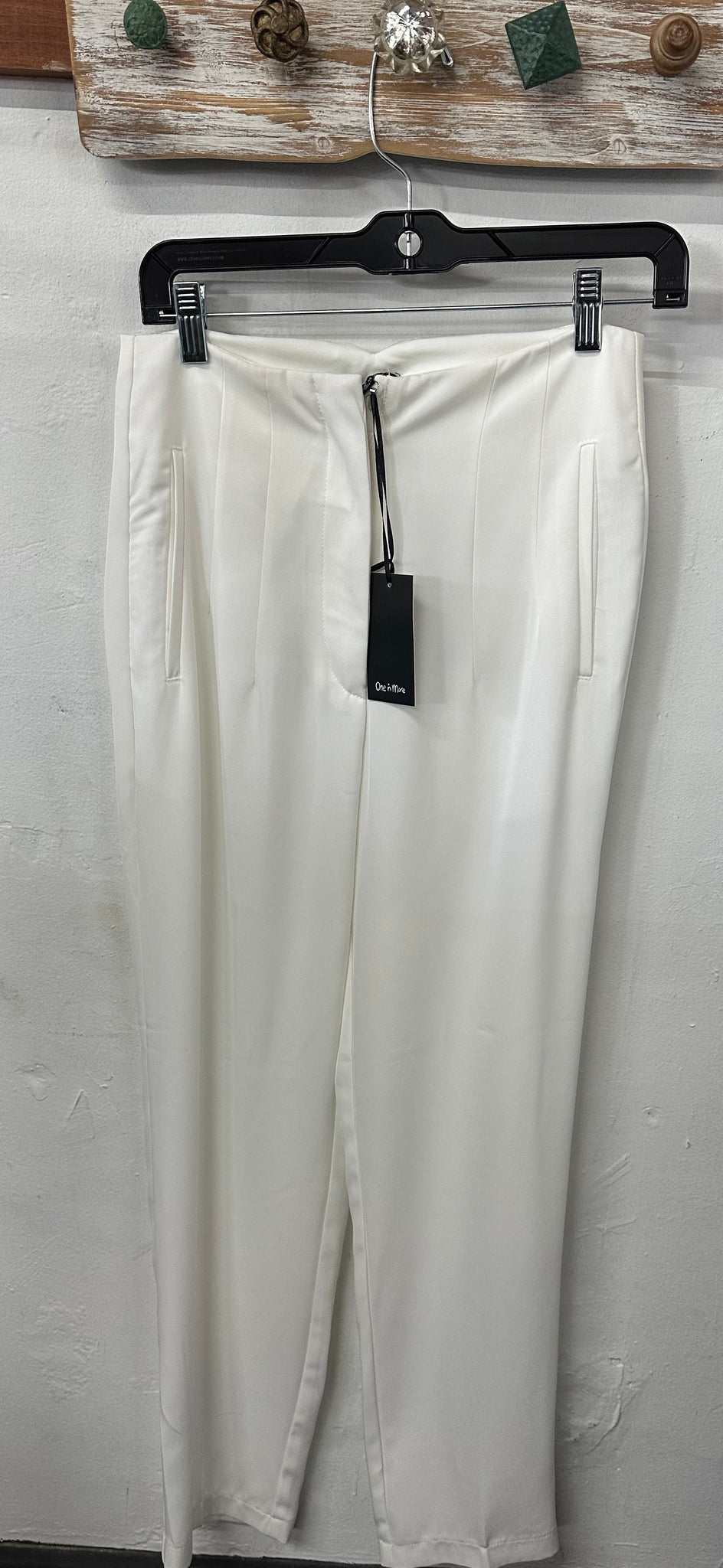 White Pleated Pants – The Magnolia Place Boutique